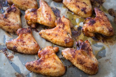 Fırın kızartılmış ya da ızgara baharatlı tavuk kanadı, popüler fast food yemeği.