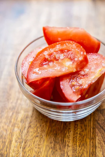 Freash Surowe Sałatka Pomidorowa Różnych Innych Składników — Zdjęcie stockowe