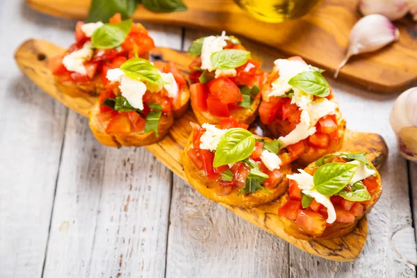 Klassisk Italiensk Bruschett Grillade Brödskivor Med Tomat Basilika Och Mozzarellaost — Stockfoto