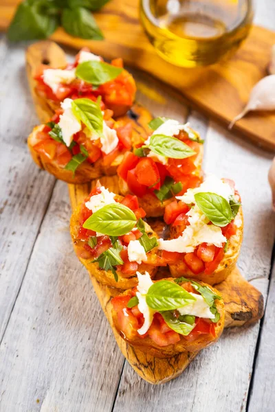 Klassisch Italienische Bruschette Gegrillte Brotscheiben Mit Tomaten Basilikum Und Mozzarella — Stockfoto