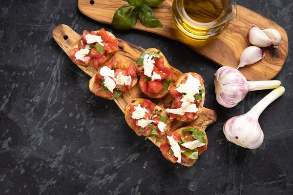 Klasické Italské Bruschette Grilované Plátky Chleba Rajčaty Bazalkou Mozzarellou — Stock fotografie