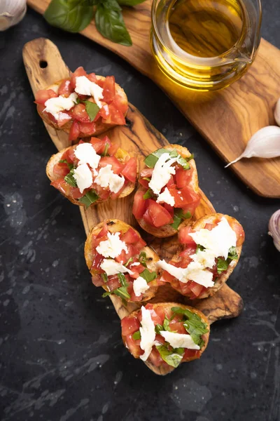 Klasszikus Olasz Bruschette Grillezett Kenyérszeletek Paradicsommal Bazsalikommal Mozzarellával — Stock Fotó