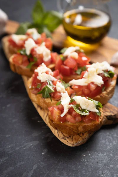 Klassisch Italienische Bruschette Gegrillte Brotscheiben Mit Tomaten Basilikum Und Mozzarella — Stockfoto