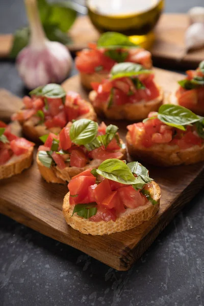 Klassisch Italienische Bruschette Gegrillte Brotscheiben Mit Tomate Und Basilikum — Stockfoto