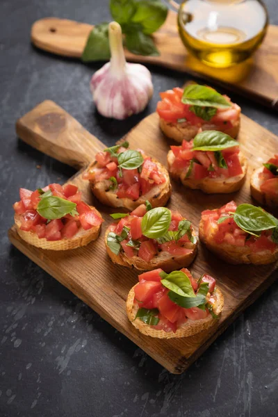 Klasyczne Włoskie Bruschette Grillowane Kromki Chleba Pomidorem Bazylią — Zdjęcie stockowe