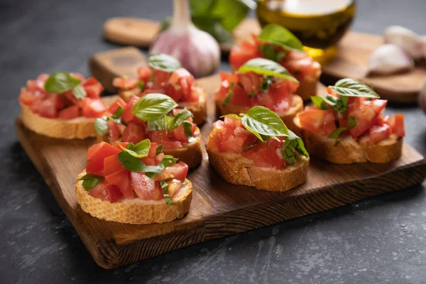 Bruschette Italiana Clássica Fatias Pão Grelhadas Com Tomate Manjericão — Fotografia de Stock