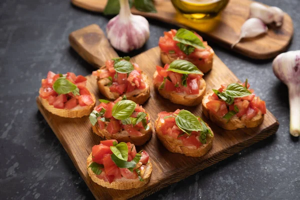 Κλασική Ιταλική Μπρουσκέτα Ψητές Φέτες Ψωμιού Ντομάτα Και Βασιλικό — Φωτογραφία Αρχείου