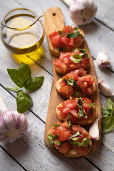 Clasic Italian Bruschette Felii Pâine Grătar Roșii Busuioc — Fotografie, imagine de stoc