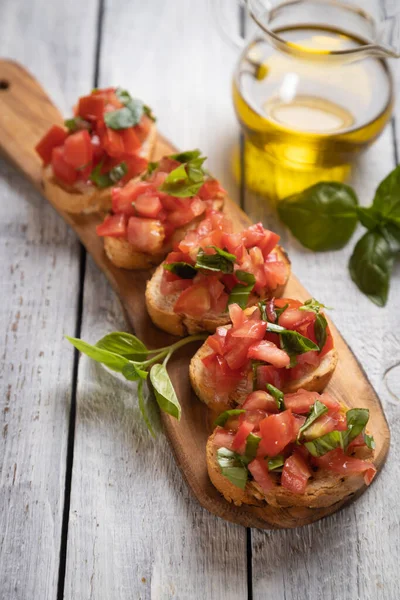 Bruschette Italiana Clássica Fatias Pão Grelhadas Com Tomate Manjericão — Fotografia de Stock