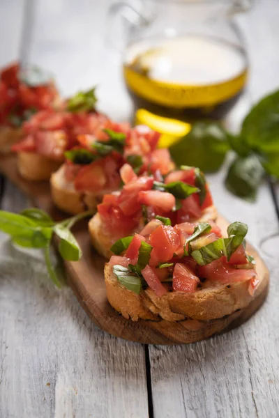 Bruschette Italiana Clássica Fatias Pão Grelhadas Com Tomate Manjericão — Fotografia de Stock