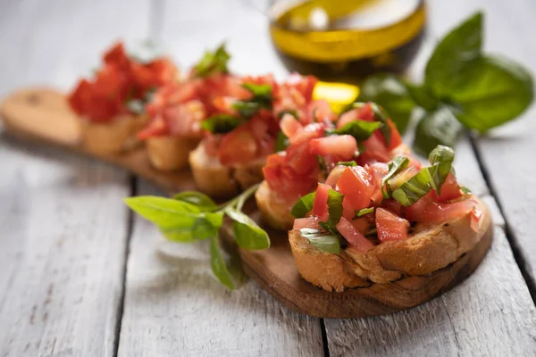 Bruschette Italiana Clássica Fatias Pão Grelhadas Com Tomate Manjericão — Fotografia de Stock