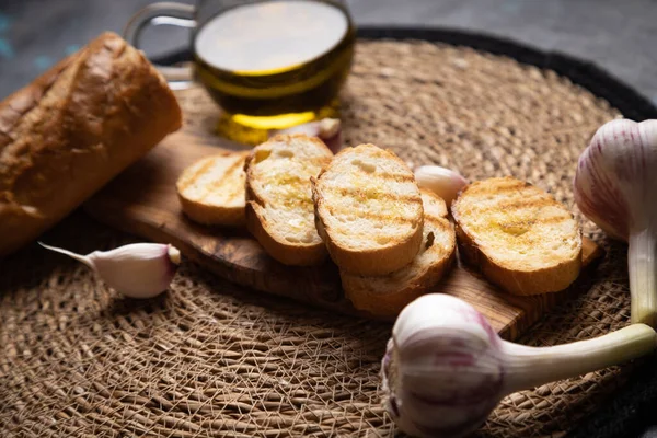 Bruschette Italiana Clássica Fatias Pão Grelhadas Com Alho Azeite — Fotografia de Stock