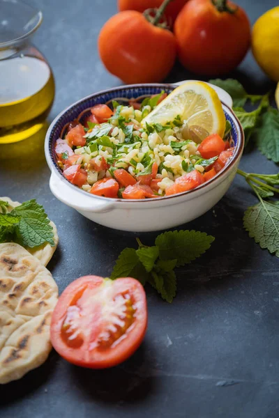 Libanoni Asztali Saláta Bulgárral Petrezselyemmel Uborkával Paradicsommal Citrommal Olívaolajjal — Stock Fotó