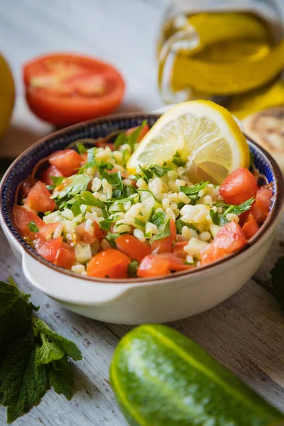 Libanese Salade Met Bulgur Peterselie Komkommer Tomaat Citroen Olijfolie — Stockfoto