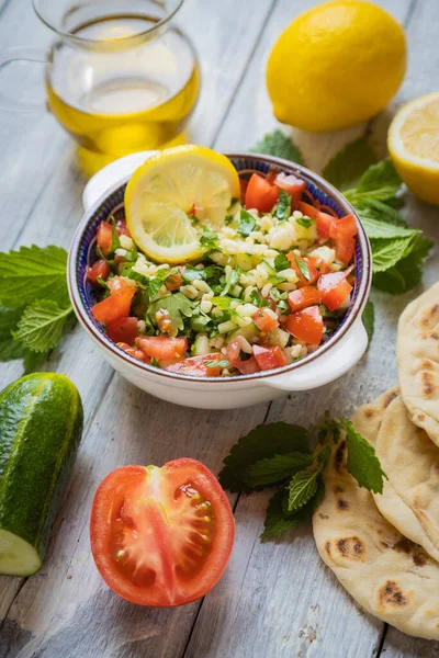 Ensalada Libanés Con Bulgur Perejil Pepino Tomate Limón Aceite Oliva — Foto de Stock