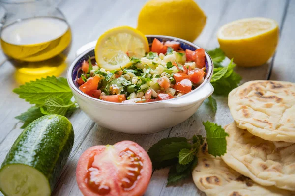 黎巴嫩塔布沙律沙拉 配以泡菜 西红柿 柠檬和橄榄油 — 图库照片