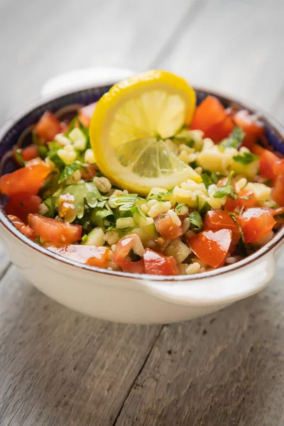 Bulgur Maydanoz Salatalık Domates Limon Zeytinyağlı Lübnan Usulü Salata — Stok fotoğraf