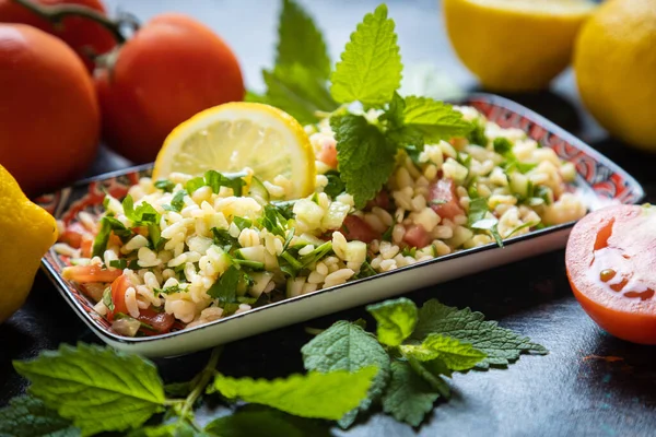 Libanesischer Tabbouleh Salat Mit Bulgur Petersilie Gurken Tomaten Zitrone Und — Stockfoto