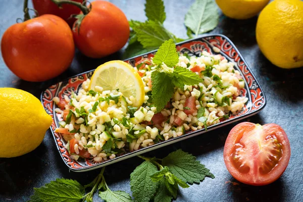 Salată Libaneză Tabbouleh Bulgur Pătrunjel Castravete Roșii Lămâie Ulei Măsline — Fotografie, imagine de stoc