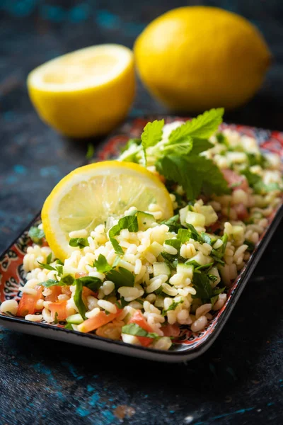 Ensalada Libanés Con Bulgur Perejil Pepino Tomate Limón Aceite Oliva —  Fotos de Stock