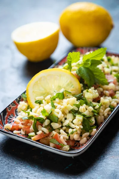 Libanonský Tabbouleh Salát Bulgurem Petrželí Okurkou Rajčaty Citronem Olivovým Olejem — Stock fotografie