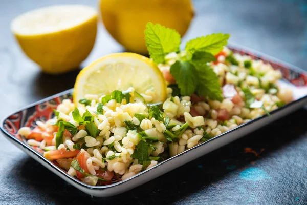 Libanesischer Tabbouleh Salat Mit Bulgur Petersilie Gurken Tomaten Zitrone Und — Stockfoto