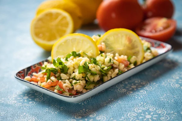 Libanesischer Tabbouleh Salat Mit Bulgur Petersilie Gurken Tomaten Zitrone Und — Stockfoto