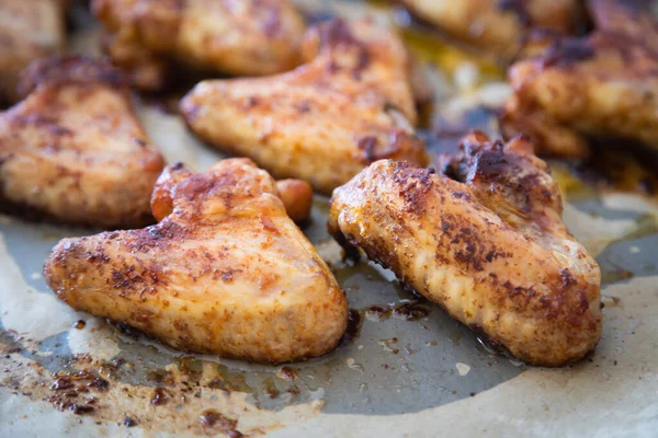 烤或烤辣鸡翅 受欢迎的快餐菜 — 图库照片