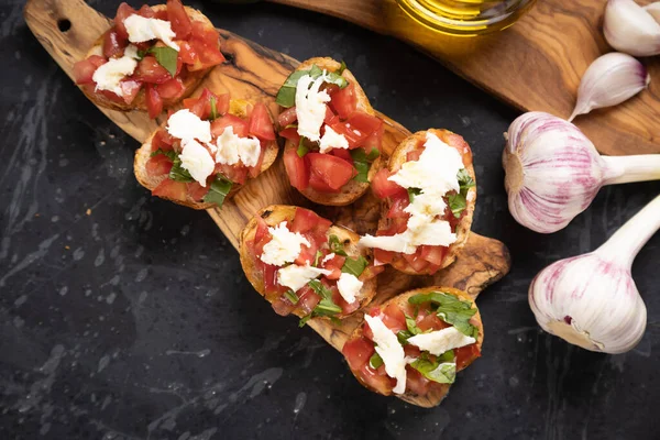 Bruschette Italiana Clássica Fatias Pão Grelhadas Com Tomate Manjericão Queijo Fotos De Bancos De Imagens