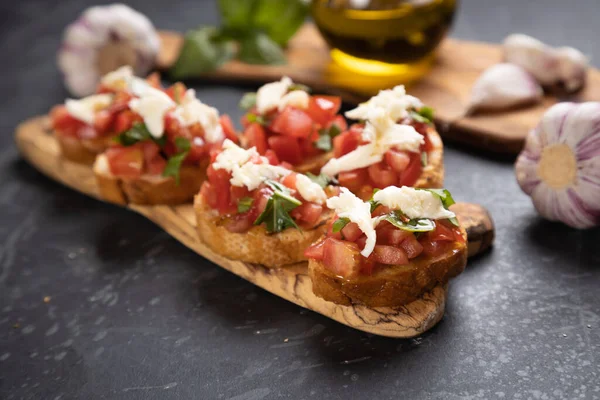 Bruschette Italiana Clássica Fatias Pão Grelhadas Com Tomate Manjericão Queijo Fotos De Bancos De Imagens