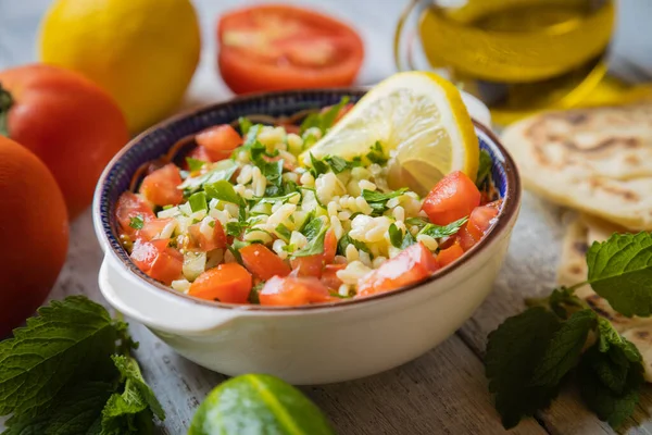 黎巴嫩塔布沙律沙拉 配以泡菜 西红柿 柠檬和橄榄油 图库图片