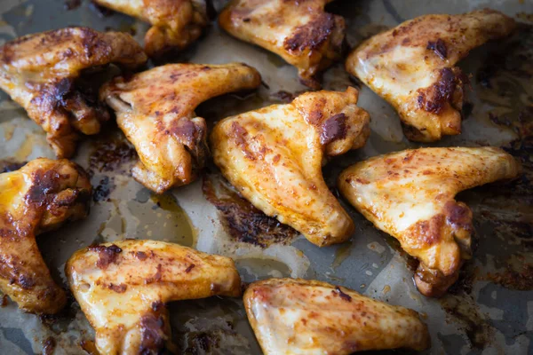 烤或烤辣鸡翅 受欢迎的快餐菜 图库图片