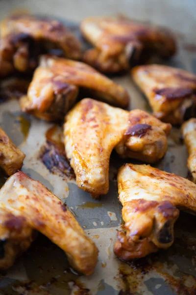 烤或烤辣鸡翅 受欢迎的快餐菜 图库图片