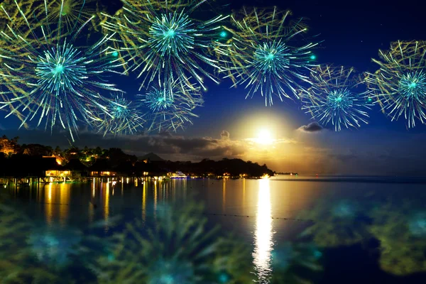 Feestelijke nieuwe jaar vuurwerk over het tropische eiland — Stockfoto