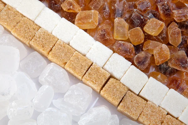 Krystalový cukr, nerafinovaný cukr, cukr cukroví bílá a hnědá — Stock fotografie