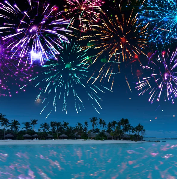 Yeni yıl'ın fireworks tropik ada üzerinde — Stok fotoğraf