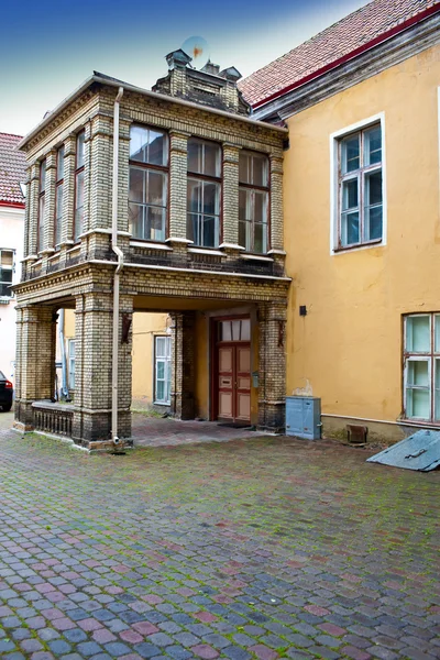 Alte Häuser in den alten Straßen der Stadt. Tallinn. Estland. — Stockfoto