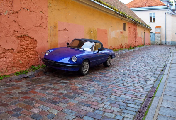 Vecchia auto retrò sulla vecchia strada della città. Tallinn, Estonia — Foto Stock