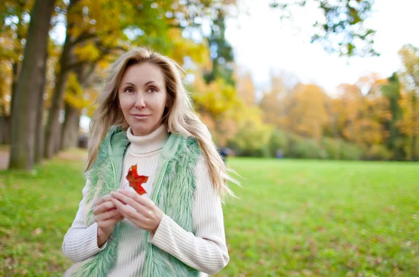 Die Frau im Herbstpark — Stockfoto