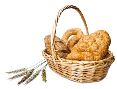 beyaz zemin üzerine ekmek sepeti