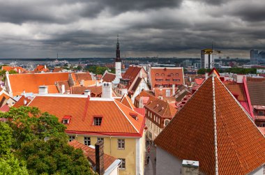 eski kentin çatıları thunder fırtınada görüntüleyin. Tallinn. Estonya.