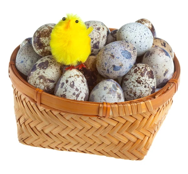 Jaja w koszyku na białym tle — Zdjęcie stockowe