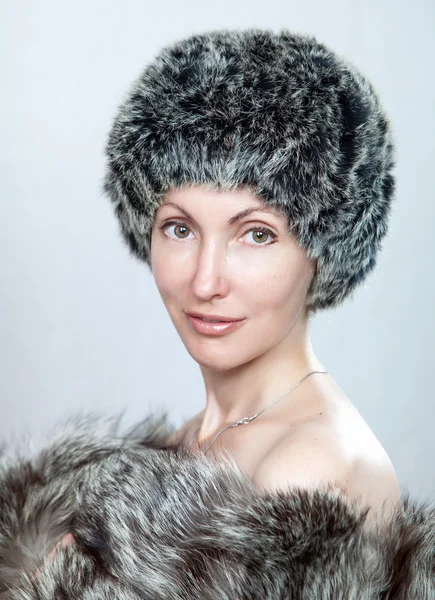 La bella donna giovane in un cappello di pelo — Foto Stock