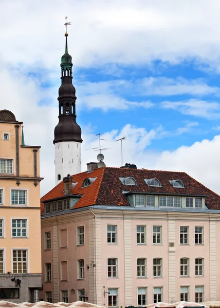 Stare Miasto, Tallin, estonia. Domy na placu ratusz. — Zdjęcie stockowe