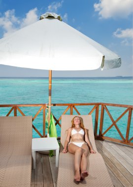 genç kadın tans üzerinde okyanus Maldivler su villa bir teras üzerinde