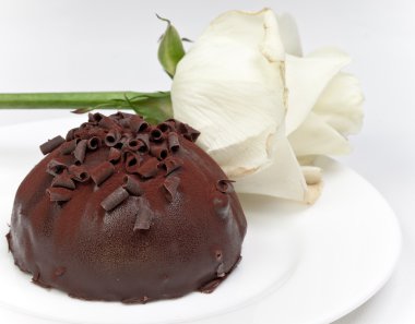 Çikolatalı kek ve beyaz gül