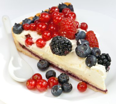 bir turta taze çilek ile