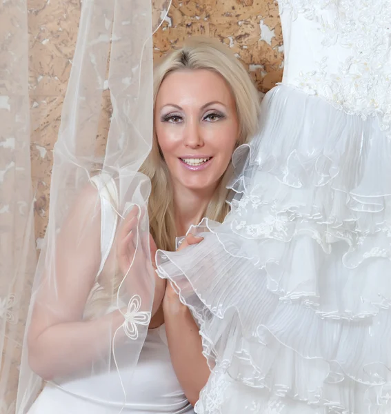 La sposa felice prova un abito da sposa — Foto Stock