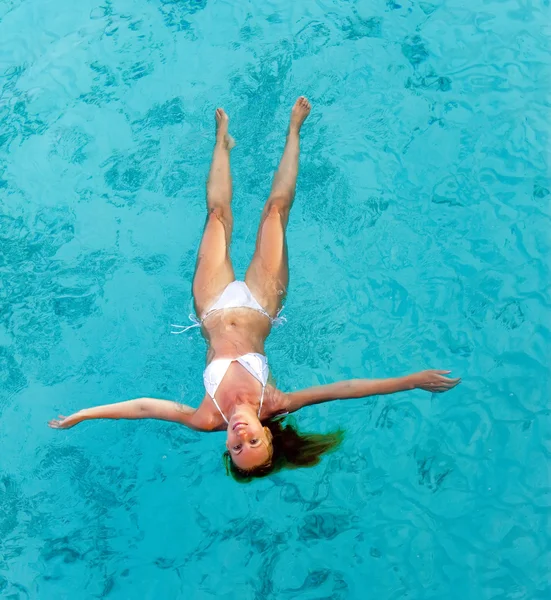 Mujer joven nadando en el mar — Foto de Stock