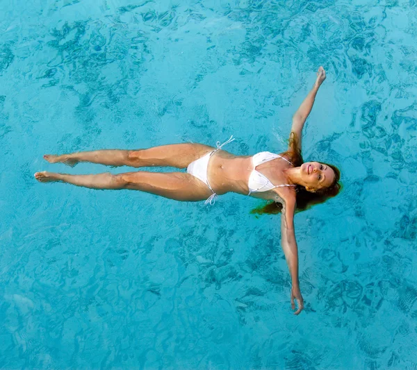 年轻女子笑着在海里游泳，马尔代夫 — 图库照片